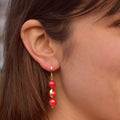 Korallen-Edelstein, asymmetrische goldene Huggie-Ohrringe | von Ifemi Jewels